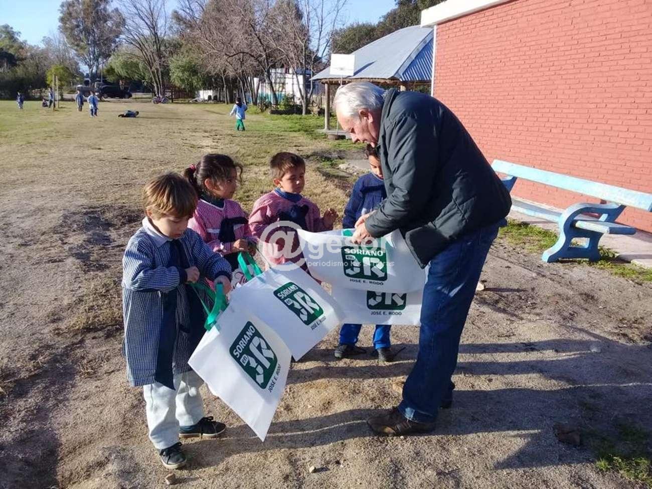 El Alcalde de Rodó, Washington Loitey, hizo entrega de la primera partida de bolsas del Proyecto Soriano 3R para niños de las escuelas públicas de la localidad.